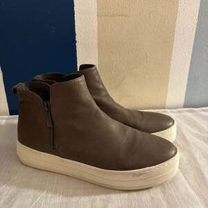 J/SLIDES NYC PLATFORM HI TOPS, LEATHER UPPER, US SIZE 8.5M, BROWN, NEW NO BOX